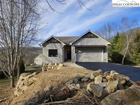 143 Red Delicious Ln, Banner Elk, NC 28604