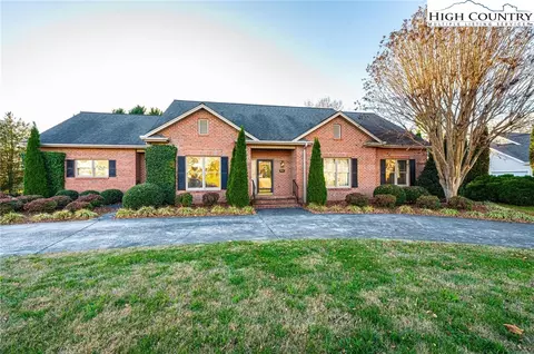 917 NE Barrington Dr, Lenoir, NC 28645