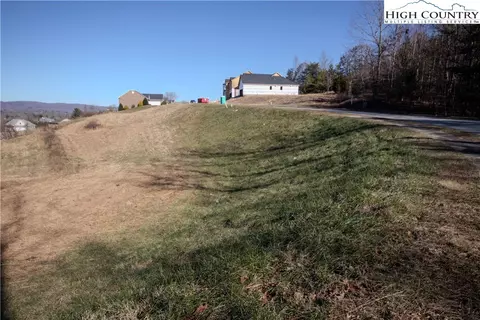 412 SE Huntington Woods St, Lenoir, NC 28645