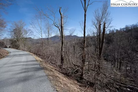 25 Highland Cir, Sugar Mountain, NC 28604