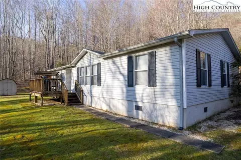 404 W Calhoun Rd, Lansing, NC 28643