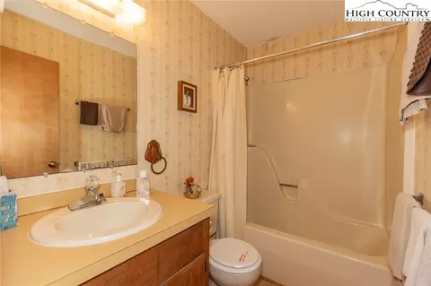 Bath - 184 Birch Ln, Deep Gap, NC 28618 photo 3 of 5