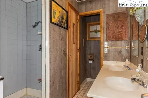 Bath - 184 Birch Ln, Deep Gap, NC 28618 photo 4 of 5