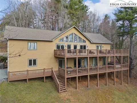 147 Rockskip Ln, Blowing Rock, NC 28605