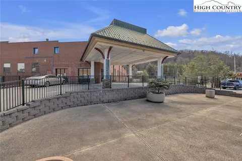 215 S Jefferson Ave #216, West Jefferson, NC 28694