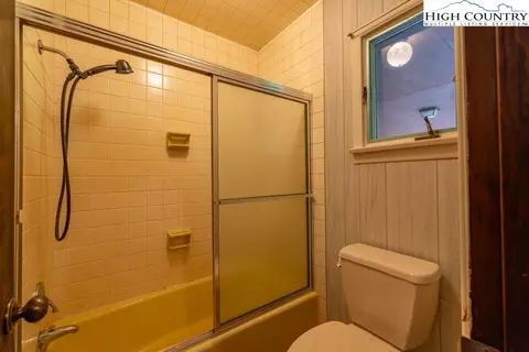 Bath - 835 Ridge Rd, Spruce Pine, NC 28777 photo 1 of 3
