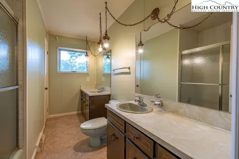 Bath - 835 Ridge Rd, Spruce Pine, NC 28777 photo 3 of 3