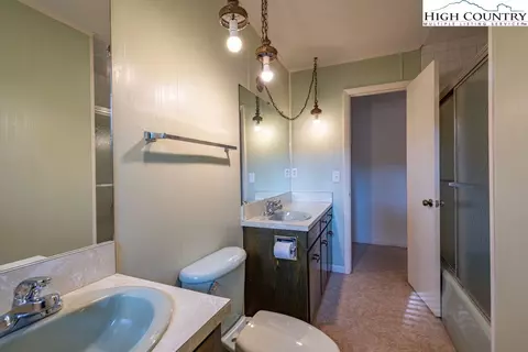 Bath - 835 Ridge Rd, Spruce Pine, NC 28777 photo 2 of 3