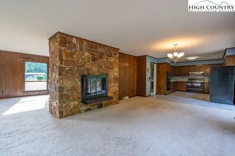 Living - 835 Ridge Rd, Spruce Pine, NC 28777 photo 3 of 5