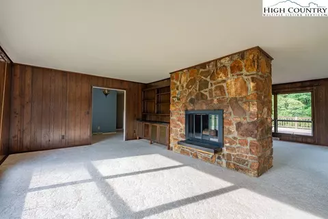 Living - 835 Ridge Rd, Spruce Pine, NC 28777 photo 2 of 5