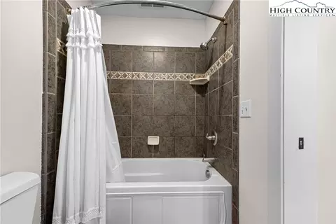 Bath - 162 Pinecrest Ct, Boone, NC 28607 photo 6 of 9