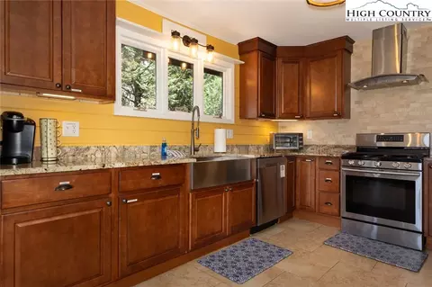 310 W Laurel Cir, Deep Gap, NC 28618 photo 10