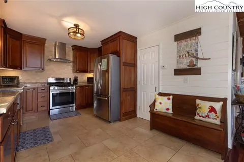 310 W Laurel Cir, Deep Gap, NC 28618 photo 9