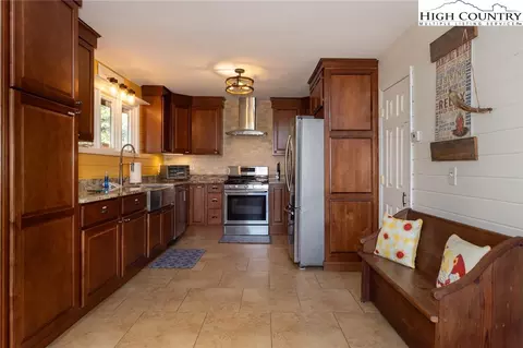 310 W Laurel Cir, Deep Gap, NC 28618 photo 8