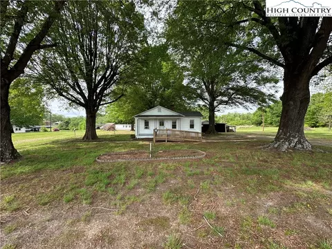 135 Hendren Ln, Hiddenite, NC 28636 photo 2
