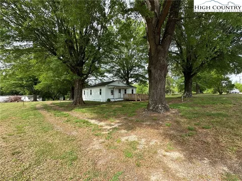 135 Hendren Ln, Hiddenite, NC 28636 photo 3
