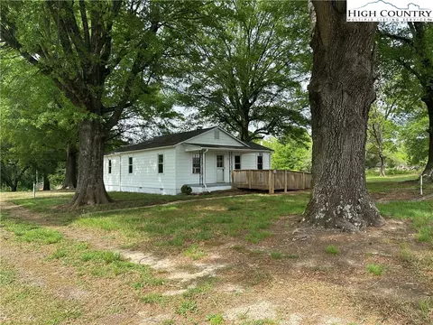 135 Hendren Ln, Hiddenite, NC 28636 photo 4