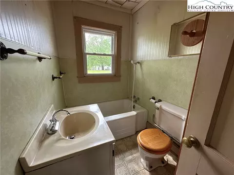 135 Hendren Ln, Hiddenite, NC 28636 photo 23
