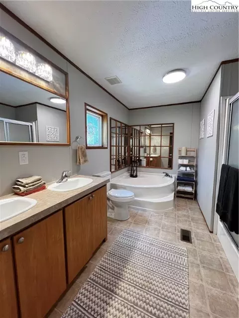 Bath - 905 Lyons Rd, Roaring Gap, NC 28668 photo 2 of 5