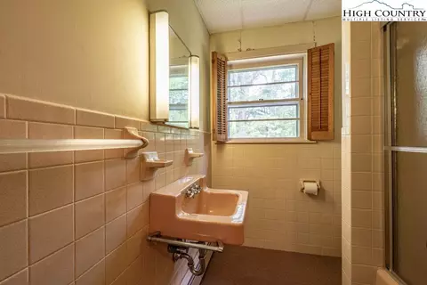 Bath - 515 Forest Hill Dr, Boone, NC 28607 photo 4 of 4