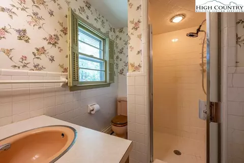 Bath - 515 Forest Hill Dr, Boone, NC 28607 photo 2 of 4