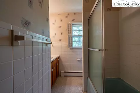 Bath - 515 Forest Hill Dr, Boone, NC 28607 photo 3 of 4
