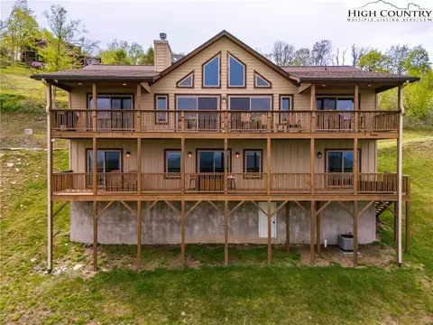 555 Golden Ridge Rd, Blowing Rock, NC 28605
