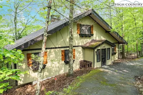 121 Clubhouse Rd, Beech Mountain, NC 28604