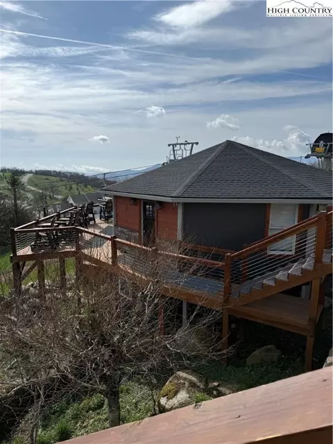 102 Galax Ln, Beech Mountain, NC 28604