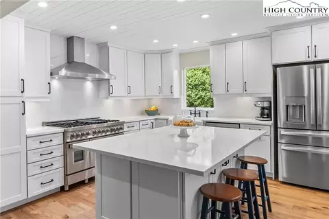 182 Canterbury Ln, Boone, NC 28607