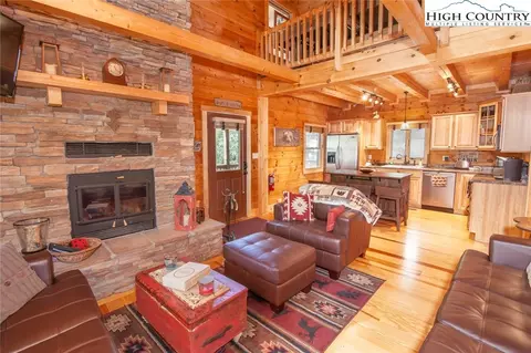 Living - 218 Ridgecrest Cir, Beech Mountain, NC 28604 photo 3 of 3