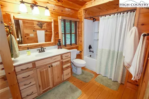 Bath - 218 Ridgecrest Cir, Beech Mountain, NC 28604 photo 2 of 4