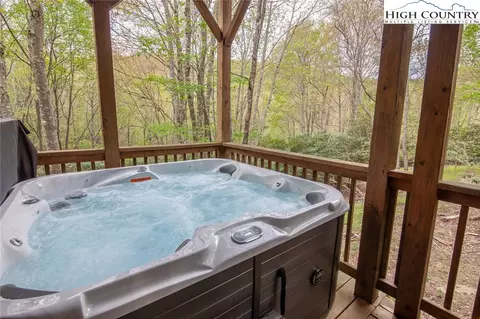 Exterior - 218 Ridgecrest Cir, Beech Mountain, NC 28604 photo 4 of 11