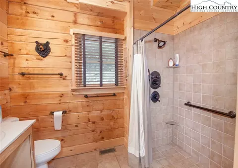 Bath - 218 Ridgecrest Cir, Beech Mountain, NC 28604 photo 1 of 4