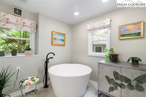 Bath - 137 Oak, Boone, NC 28607 photo 6 of 8