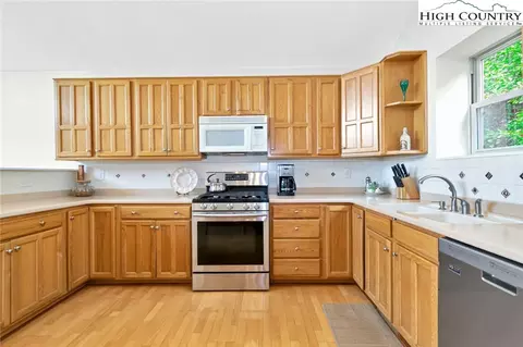 251 Skiview Rd, Seven Devils, NC 28604 photo 17