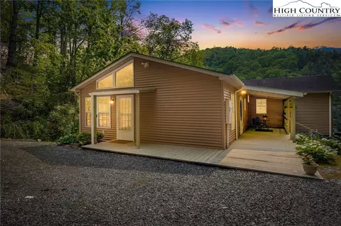 2763 Crabtree Rd, Spruce Pine, NC 28777