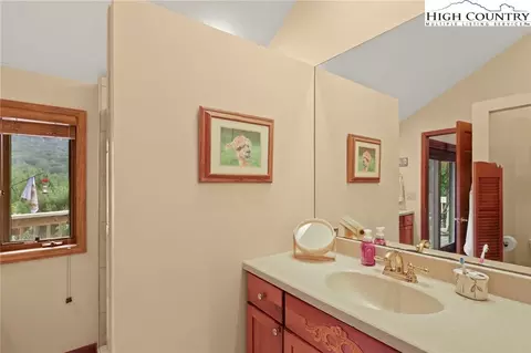 Bath - 101 103 Greenbriar Rd, Beech Mountain, NC 28604 photo 3 of 5