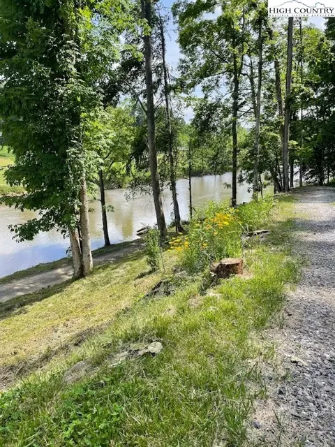 647 Riverside Ln, Crumpler, NC 28617 photo 6