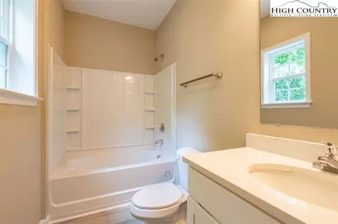 Bath - 337 Perkins St, Boone, NC 28607 photo 2 of 2