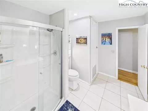 Bath - 601 Dogwood Rd, Boone, NC 28607 photo 2 of 3
