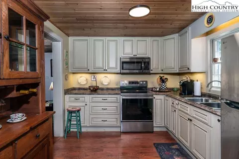 Kitchen - 31 Red Fox Ln, Banner Elk, NC 28604 photo 1 of 2