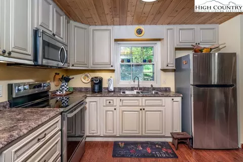 Kitchen - 31 Red Fox Ln, Banner Elk, NC 28604 photo 2 of 2