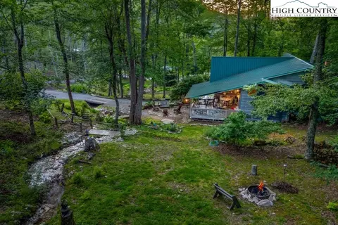 Exterior - 31 Red Fox Ln, Banner Elk, NC 28604 photo 3 of 11