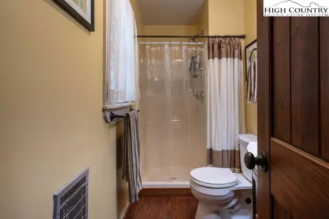Bath - 31 Red Fox Ln, Banner Elk, NC 28604 photo 1 of 2