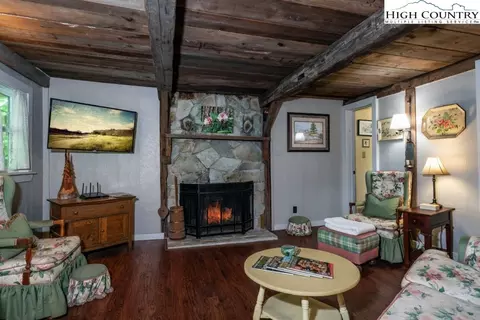 Living - 31 Red Fox Ln, Banner Elk, NC 28604 photo 2 of 3