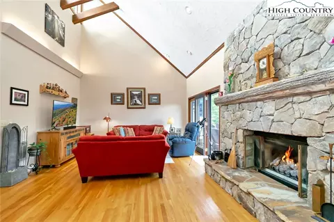 Living - 314 Heather St, Boone, NC 28607 photo 2 of 6