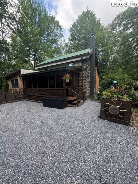 181 Oak Ln, Newland, NC 28657