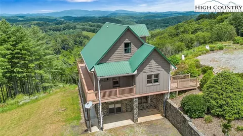 321 Laurel Highlands Dr, Grassy Creek, NC 28631