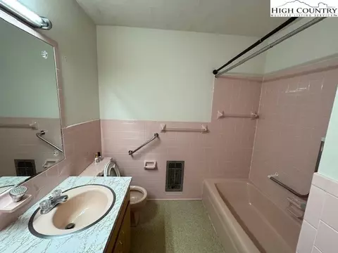 Bath - 427 J E Gentry Rd, Crumpler, NC 28640 photo 3 of 4